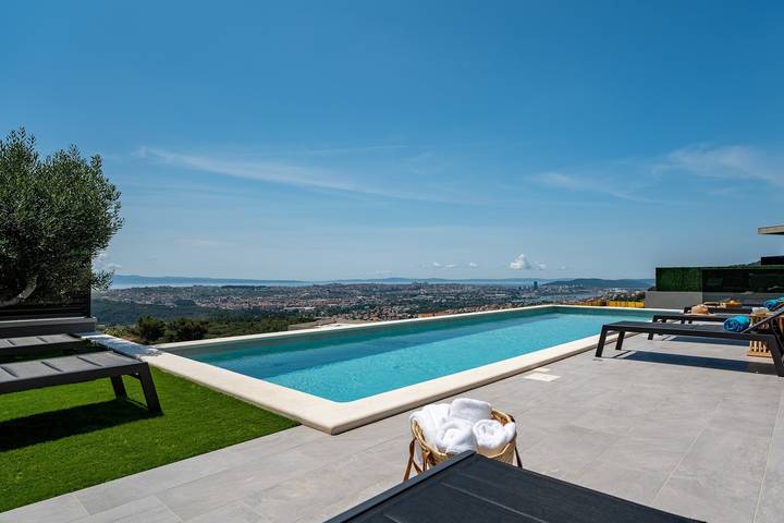 Neue Villa Festung, privater Pool, Spielzimmer, Meerblick in Klis, Split-Dalmatien