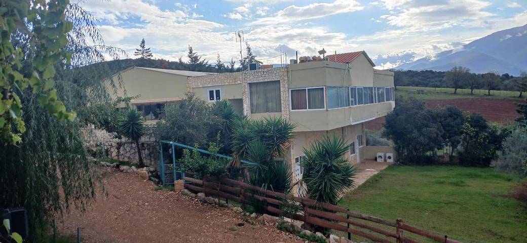 Camping für 6 Personen, mit Pool und Kinderpool sowie Ausblick und Garten, mit Haustier auf den Peloponnes