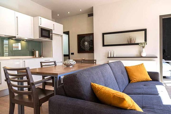 Ganze Wohnung, Ferienwohnung für 7 Personen mit Garten in Barcelona Zentrum, Barcelona