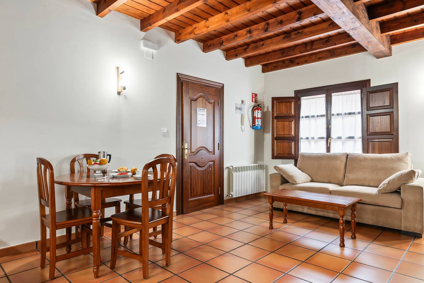 Entire apartment, Apartment 'Las Acacias' with Balcony and Wi-Fi in Bustio, Ribadedeva