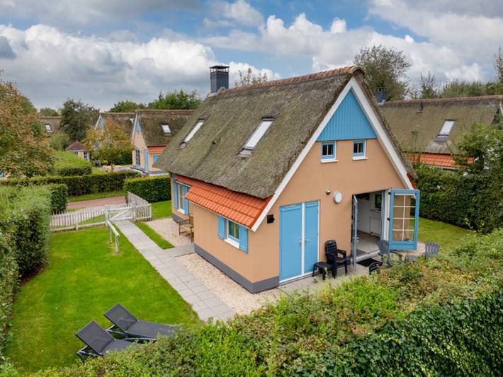 Chalet für 4 Personen, mit Terrasse und Garten sowie Pool und Sauna auf Texel