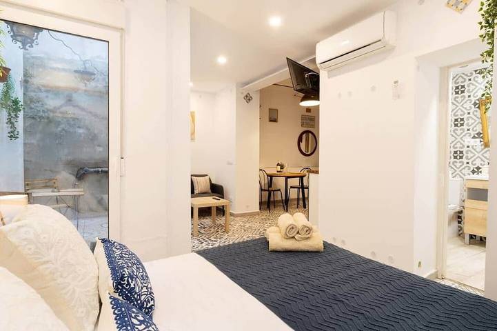 Apartamento entero, Estudio con patio a 20' Barcelona Centro / 10' a pie de playa / 15' Forum Bcn in San Adrián del Besós, Barcelonés