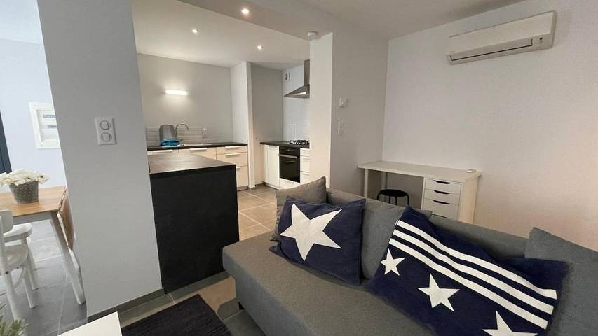 Location de vacances pour 3 personnes, avec terrasse ainsi que jardin et vue à Quarante