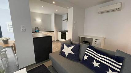 Gîte pour 3 personnes, avec jardin ainsi que vue et terrasse à Quarante