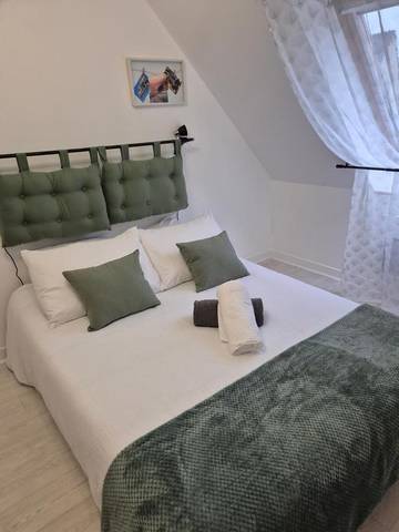 Location de vacances pour 2 personnes, avec vue ainsi que jardin et terrasse à Le Cloître-Saint-Thégonnec