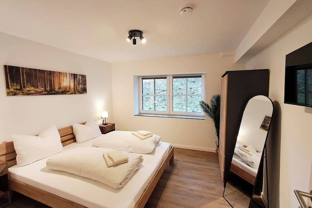 Ganze Wohnung, Ferienwohnung Wiesengrün: 97 m², Terrasse, 2 Bäder, Wlan, Hund erlaubt in Elkeringhausen, Winterberg