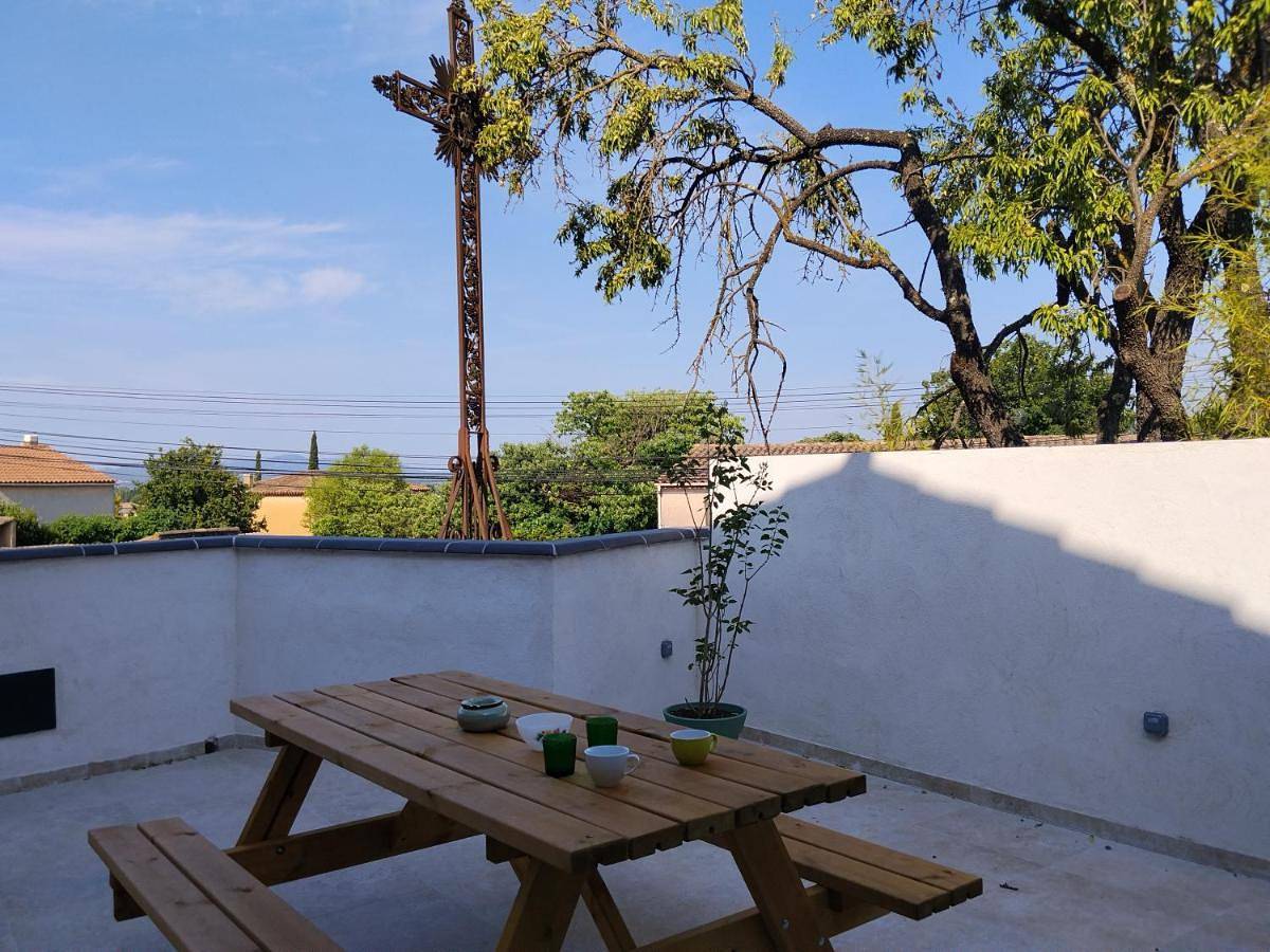 Maisonnette climatisée avec terrasse Jusqu à 4 pers Sous l'Amandier in Pourrières, Région de Brignoles