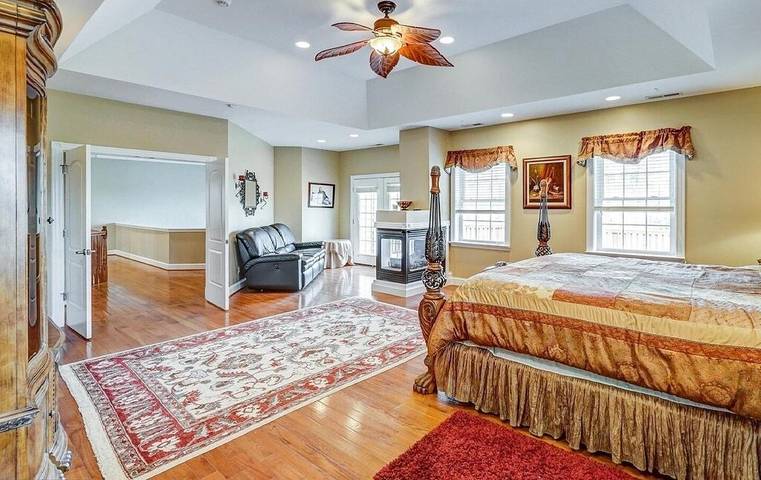 Vacation rental for 16 people, with yard and pool in Lake Anna