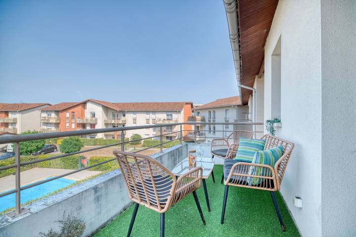 Entire apartment, Holiday Apartment "Spacieux Proche Aéroport Et Airbus" with Shared Heated Pool & Wi-Fi in Toulouse, Toulouse region