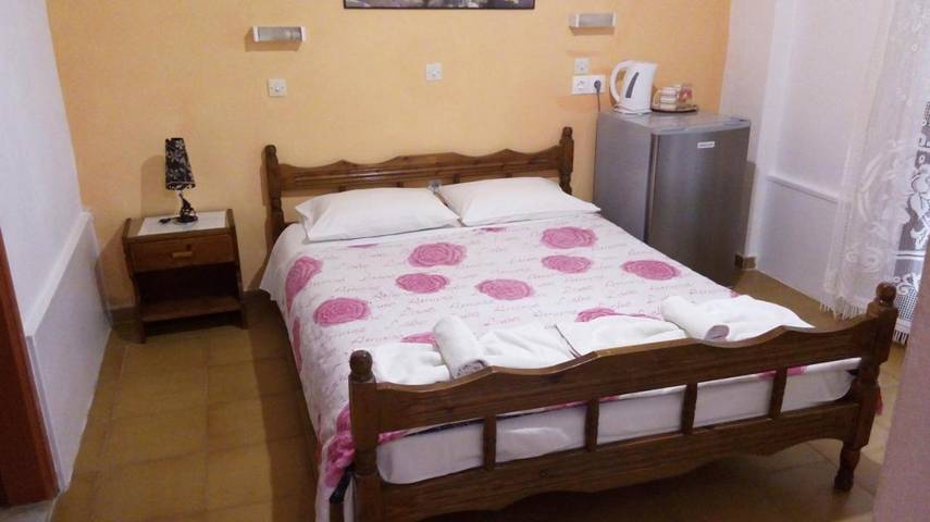 Gîte pour 2 personnes, avec terrasse ainsi que vue et jardin à Karterados - 4