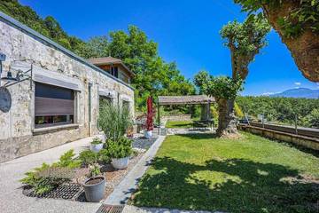 Cottage pour 12 personnes, avec piscine ainsi que jardin et vue, animaux acceptés à Tullins