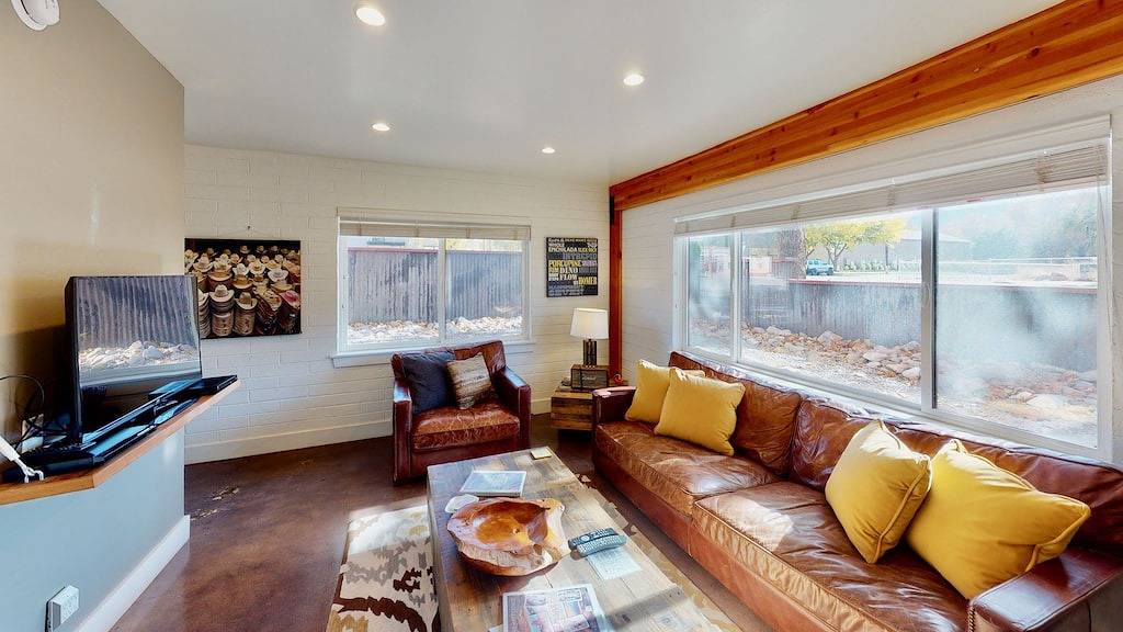 Ganze Wohnung, Apartment in der Innenstadt von Moab mit komplexem Whirlpool, Innenhof und wirklich coolem Interieur in Moab, Arches-Nationalpark