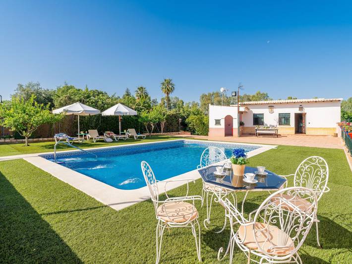 Location de vacances pour 4 personnes, avec Terrasse ainsi que Jardin et Piscine à Carmona