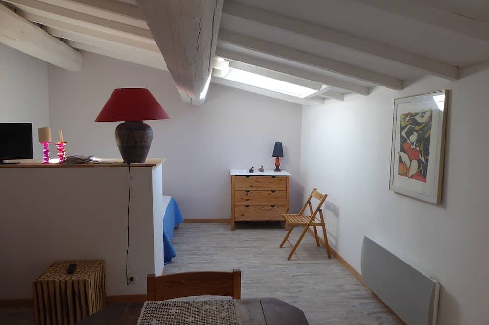 Very nice studio in the heart of a wine village near the Mediterranean. in Roquefort-des-Corbières, Mediterranean Coast (France)