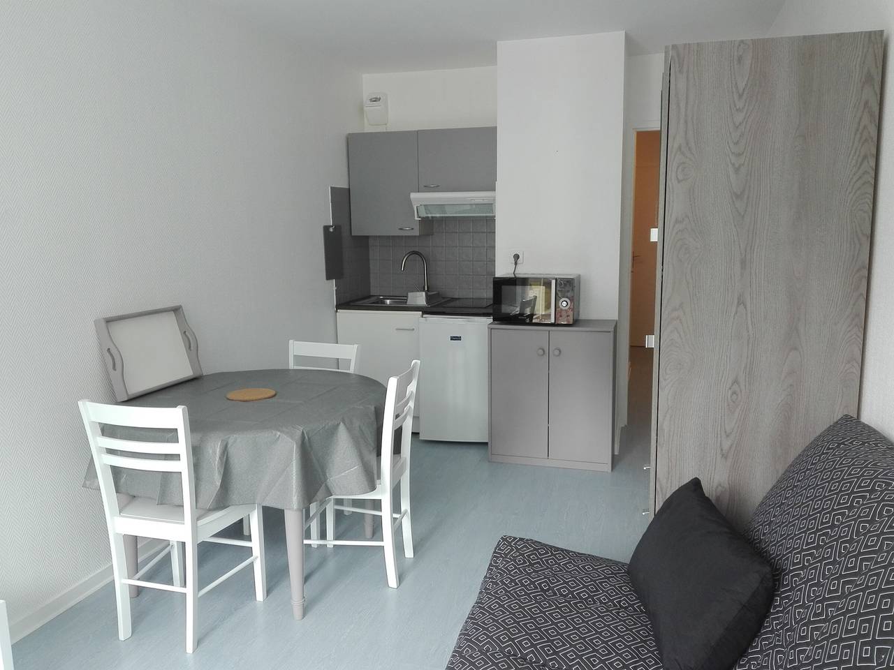 Studio entier, Studio rénové avec balcon à 100m de la plage et piscine - 4 personnes - Les Sables-d'Olonne in Les Sables-d'Olonne, Vendée