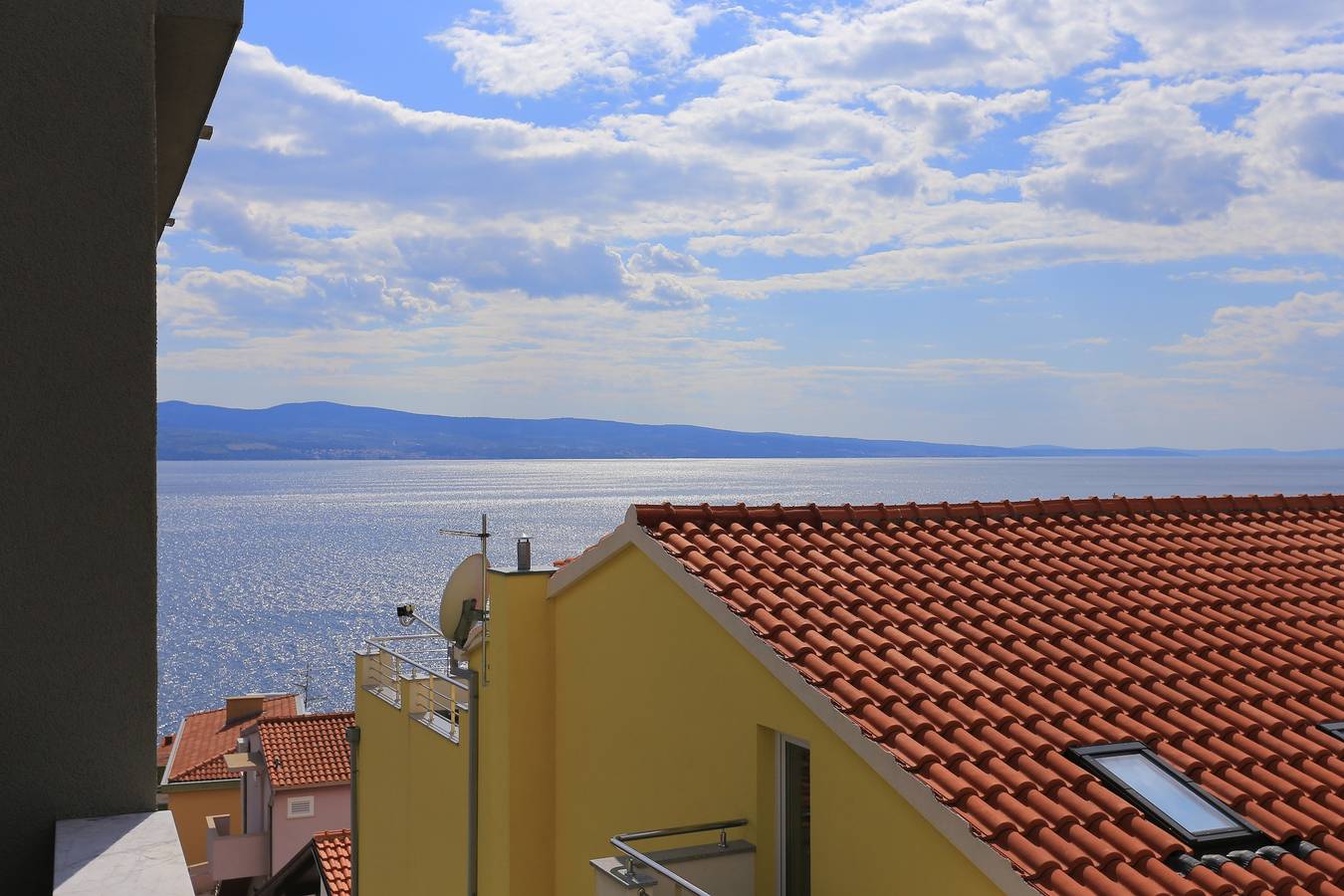 Ganze Wohnung, 1-Zimmer-Ferienwohnung mit Terrasse und Meerblick Nemira, Omis A-17039-c in Omiš (Kroatische Adria), Omis-Riviera