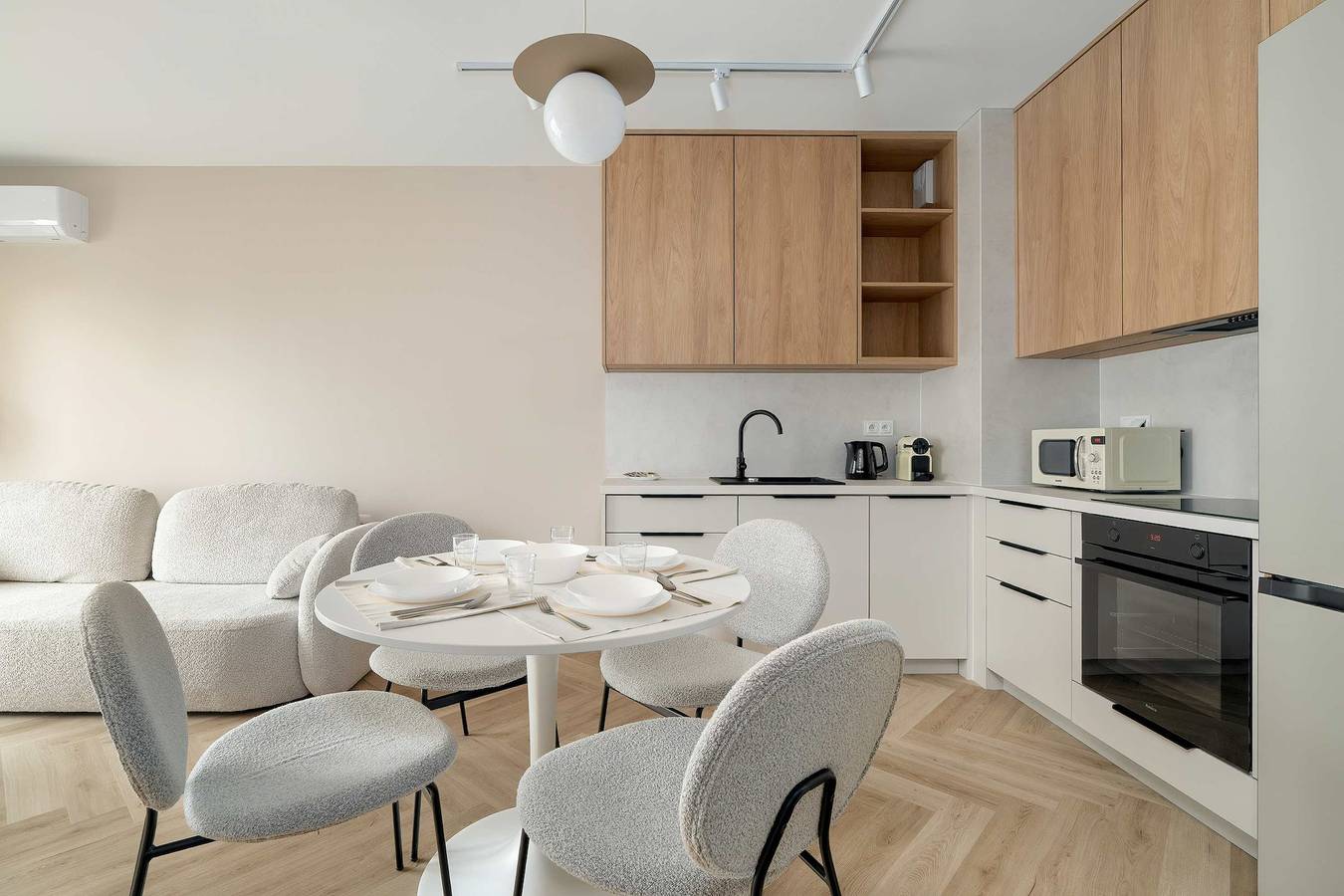 Ganze Wohnung, Bright Apartment with Balcony | Garage Parking and Air Conditioning in Posen, Großpolen