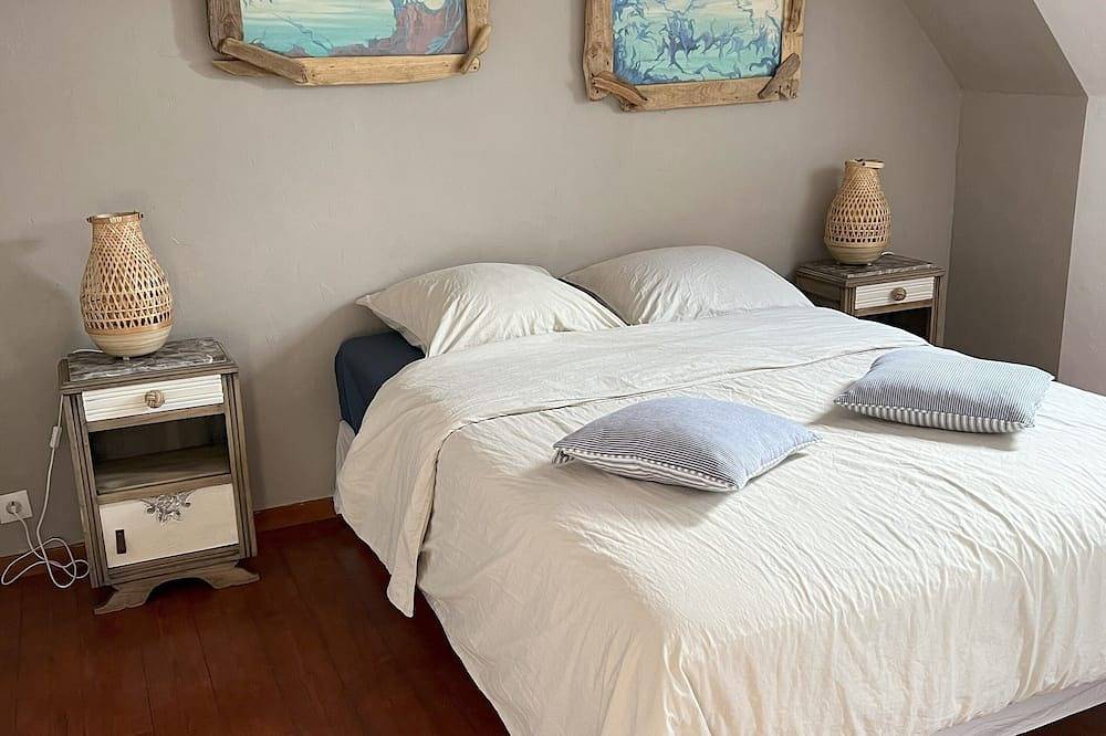 Penty Gwen in a listed 17th century Breton farmhouse for 4 people in Crozon, Châteaulin region