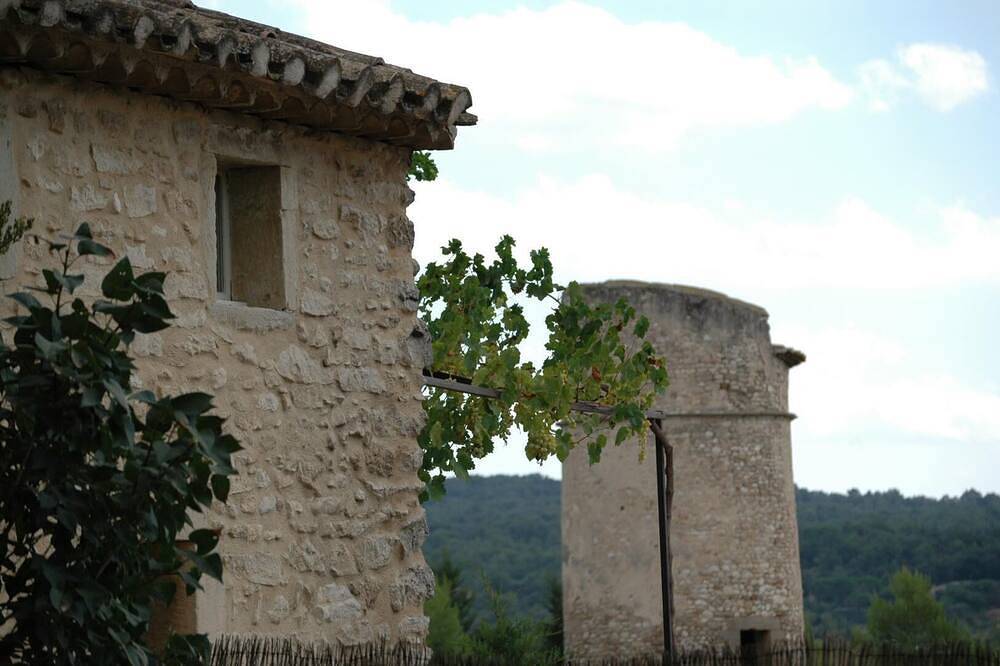 Entire apartment, Unusual accommodation, Dovecote in the Luberon with Jacuzzi in Oppède, Parc naturel régional du Luberon