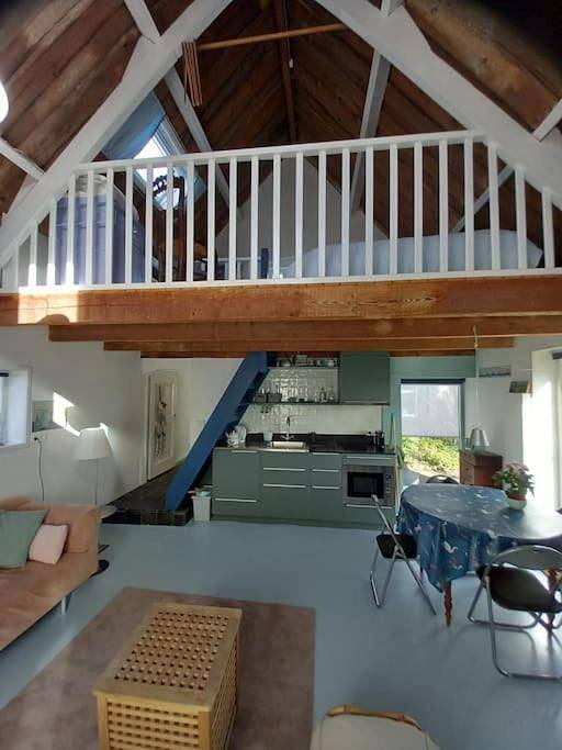 Tij Tiny house aan het getijdewater in Zierikzee in Zierikzee, Nederlandse Noordzeekust