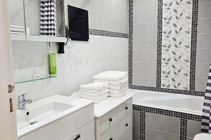 Entire apartment, 2-Bedroom Apartment at Le Moulin d'Or in Central Lille, Near Lille Flandre Train Station in Lille, Lille region