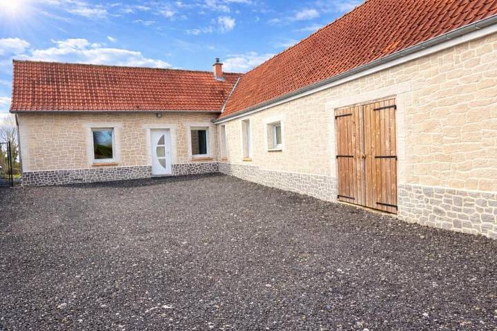 Location de vacances pour 6 personnes, avec terrasse ainsi que vue et jardin à Buire-le-Sec