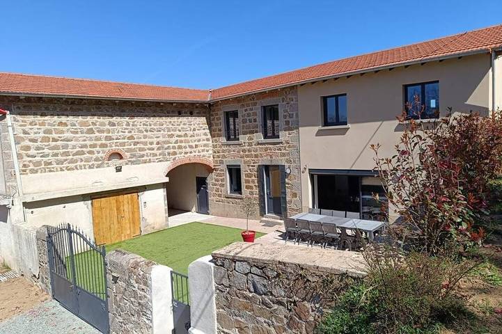 Location de vacances pour 15 personnes à Chambost-Longessaigne