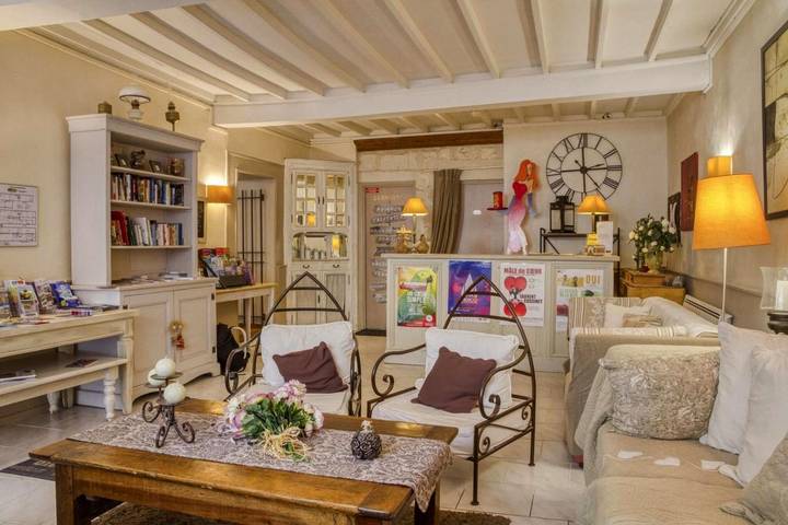 Hôtel pour 3 personnes, avec terrasse dans Office De Tourisme D Avignon - 2