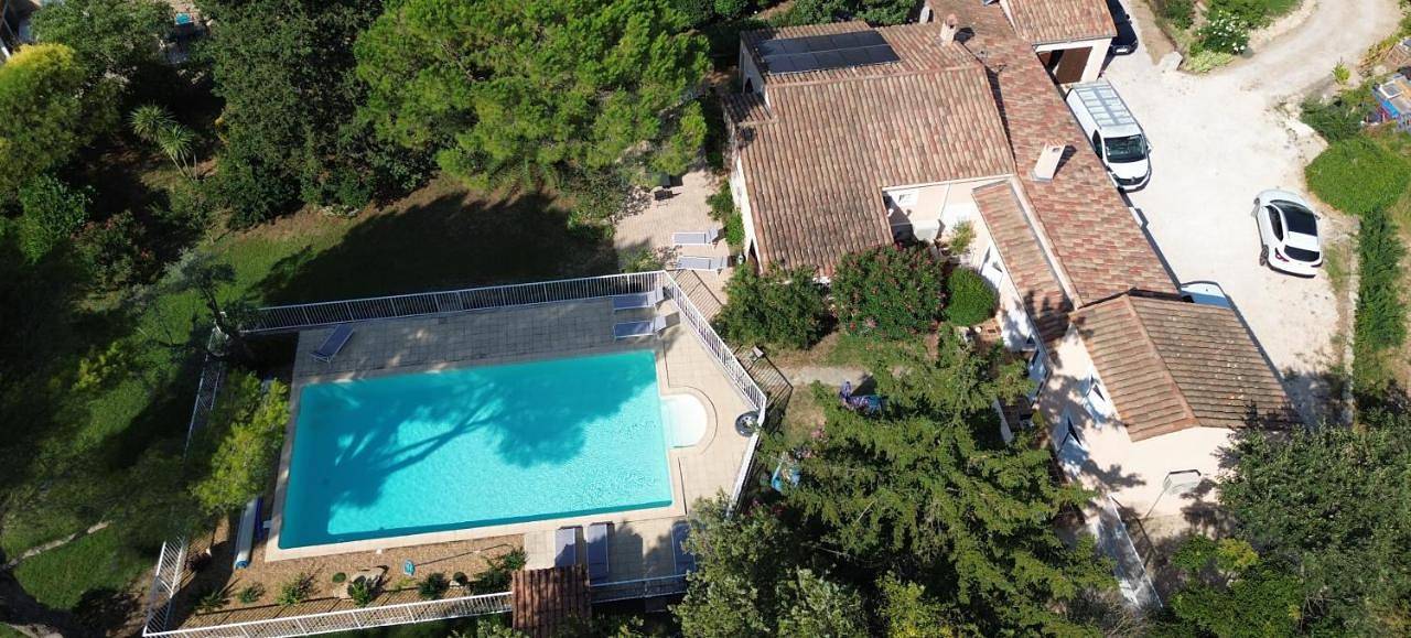 Gîte 6 pers en Provence avec grande piscine partagée avec 2nd gîte - 6 pers house in Provence with a large swimming pool to be shared with a 2nd house in Cornillon-Confoux, Côte méditerranéenne (France)