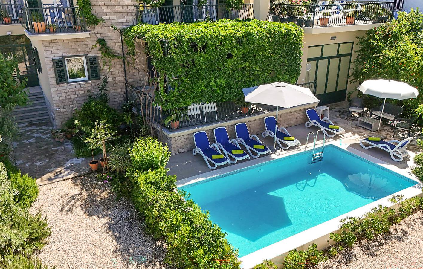 Sonniges Apartment mit Pool und Terrasse, 900 m vom FKK-Strand Nugal entfernt in Makarska, Makarska Riviera