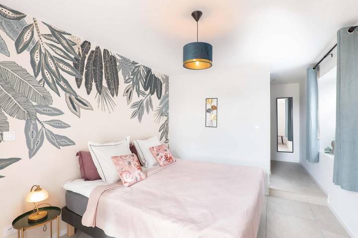 Chambre d’hôte pour 2 personnes, avec Jacuzzi et Terrasse ainsi que Jardin et Piscine