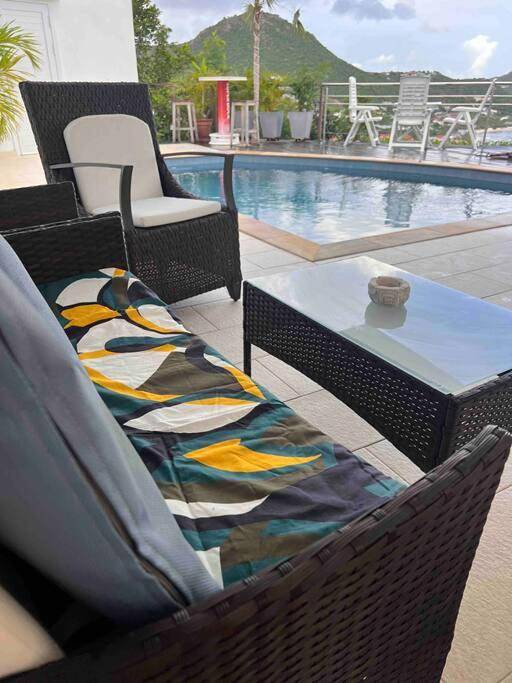 Location de vacances pour 2 personnes, avec vue sur le lac et jardin ainsi que vue et piscine dans Saint-Barthélemy