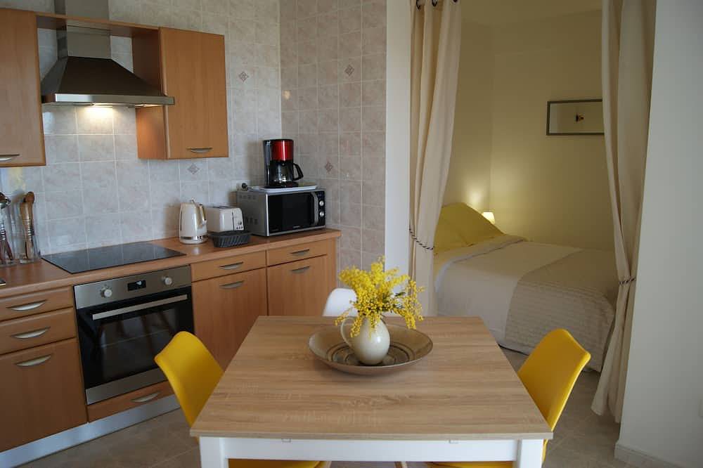 Ganze Wohnung, Les Cyprès - Blick auf das Meer und den kleinen Hafen von Santa Severa in Luri, Cap Corse