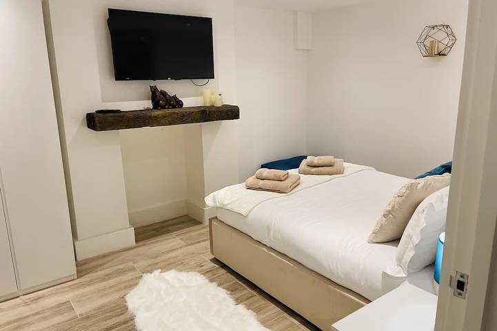 Ganze Wohnung, Escape London in London - 2 bed luxury apartment in lovely Wanstead in Redbridge, London