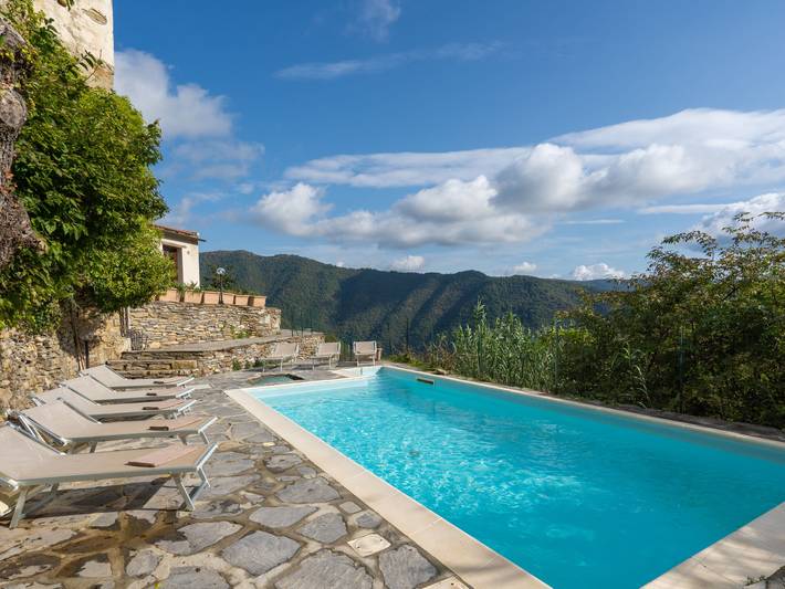 Holiday rental for 6 people, with view and terrace as well as garden in Liguria