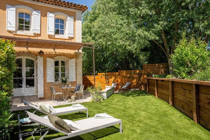 Location de vacances pour 2 personnes, avec jardin et jacuzzi à Mas-Blanc-des-Alpilles