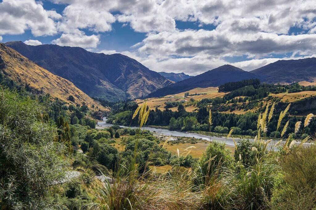 Ruhiger Rückzug | Blick auf die Berge | Weitläufiger Hinterhof | Spa-Verleih zur Verfügung in Queenstown, Otago