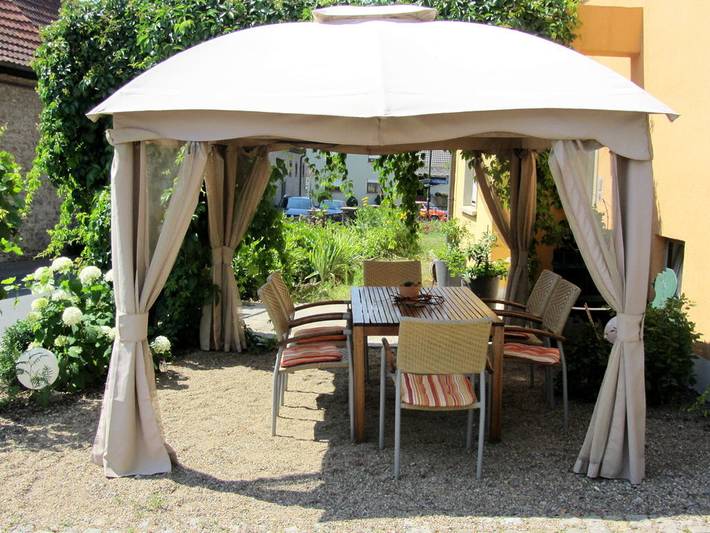 Hotel Weinblatt - Doppelzimmer mit großzügigem Doppelbett und Sat-Flachbild Tv in Sommerach, Fränkisches Weinland