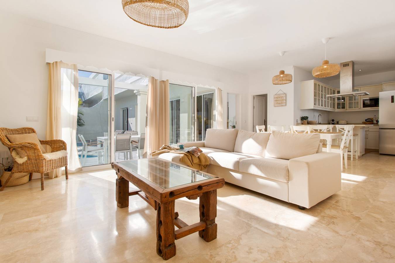 Villa vacacional 'Ole Bahiazul - Piscina privada' con vistas al mar, Wi-Fi y aire acondicionado in Geafond, La Oliva