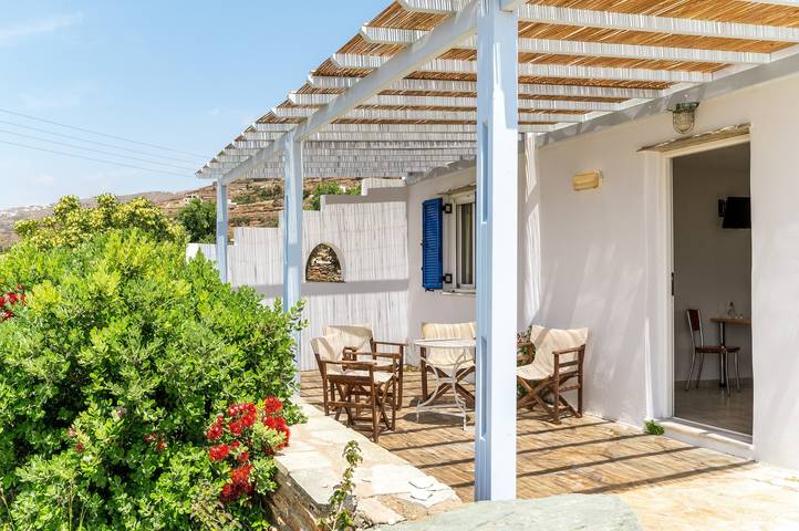 Location de vacances pour 5 personnes, avec balcon et jardin dans Tinos