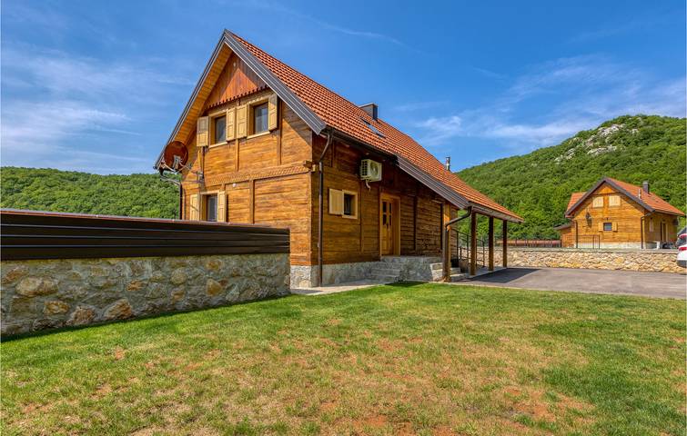 Encantadora casa de vacaciones de 2 dormitorios con piscina, terraza y wifi cerca del río Jadova in Gospić, Condado de Lika-Senj