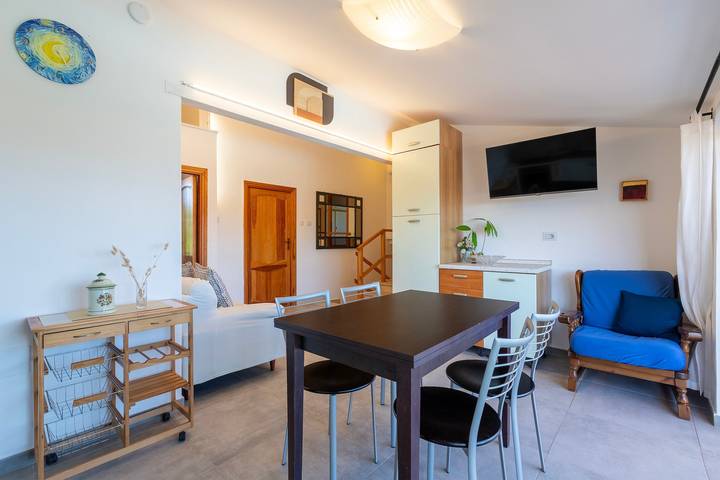 Appartamento intero, Appartamento 'Attico Villa Stefania' con Vista Mare, Wi-Fi e Aria Condizionata in Lu Bagnu, Castelsardo