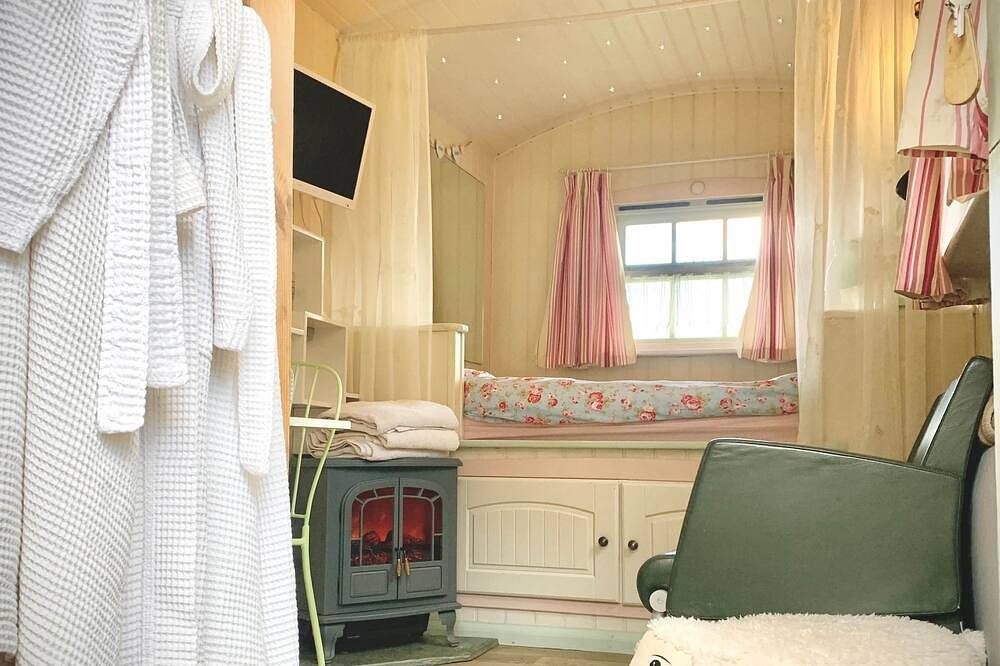 Shepard hut - Hot Tub, Outdoor Shower, Bath in Chorleywood, Hertfordshire