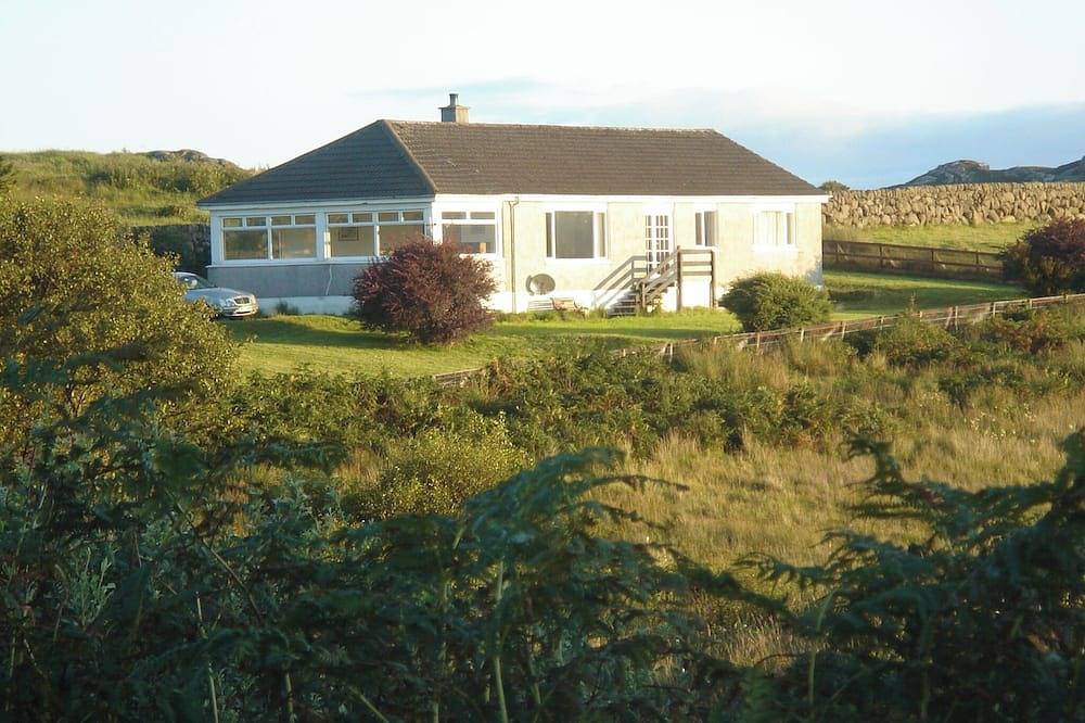 Erisgeir Sleeps 6 with Private Grounds in Argyll & Bute
