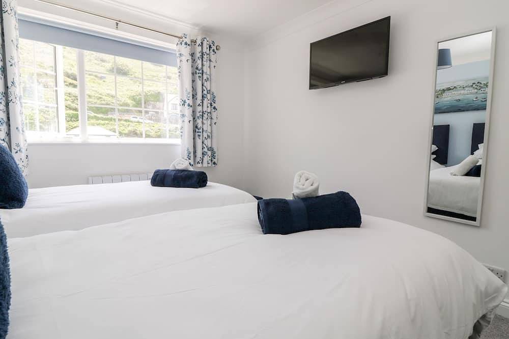 Beach Cottage, pet friendly, country holiday cottage in Portreath in Portreath, Cornwall