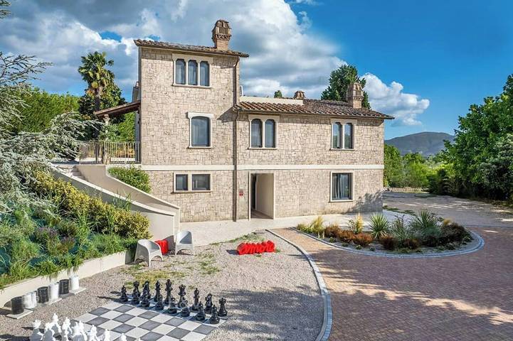 Ferienwohnung für 14 Personen, mit Balkon und Garten sowie Pool