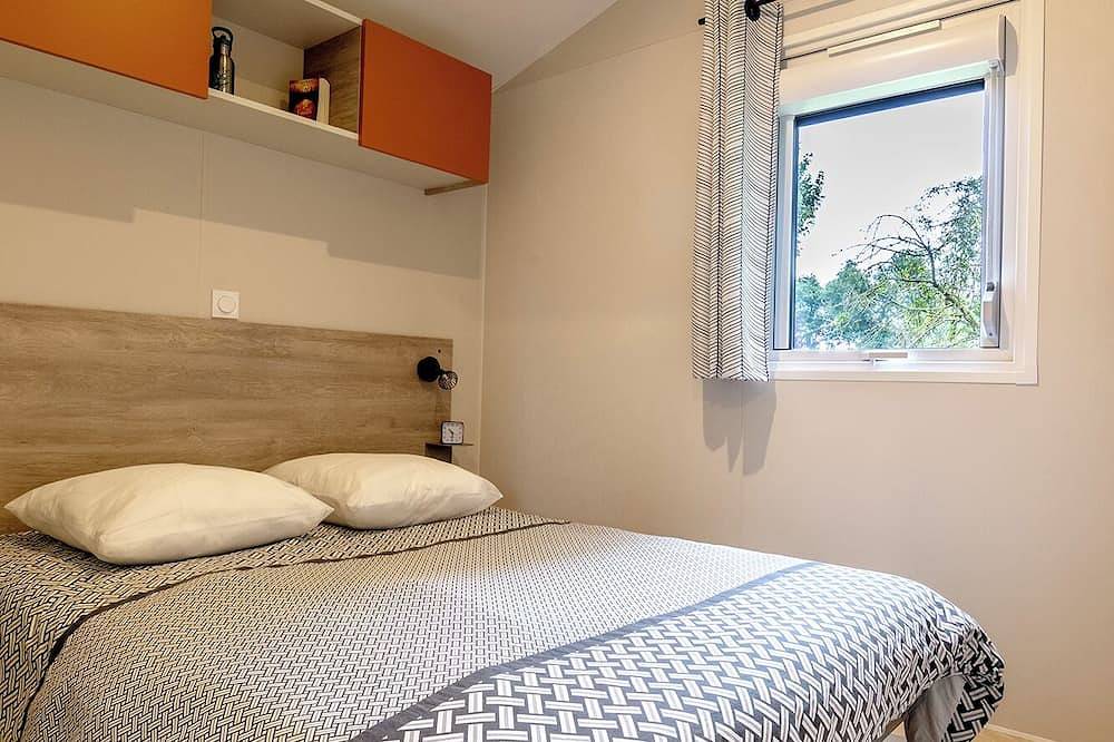 Premium mobile home with dishwasher & private spa, 2 bedrooms  in Pordic, Côte de Goëlo