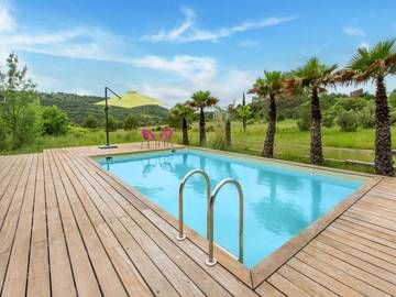 Gîte pour 7 personnes, avec jardin ainsi que piscine et balcon à Cébazan