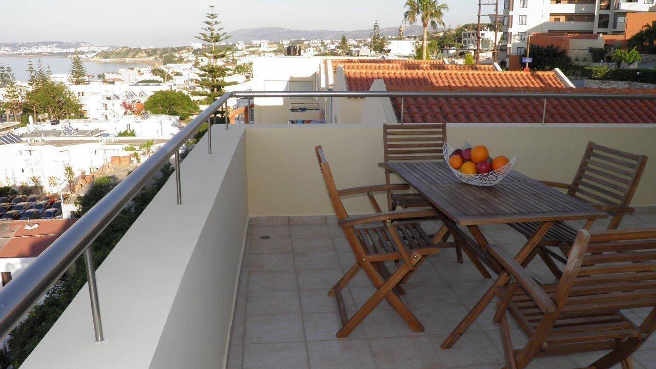 Ganze Ferienwohnung, Geräumiges Apartment mit traumhaftem Blick vom Balkon in Kato Stalos, Agia Marina