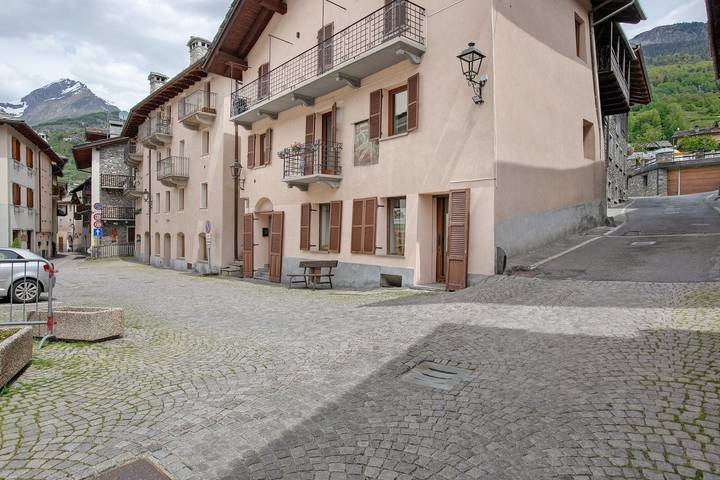 Appartamento intero, Incantevole Appartamento Delfine nel cuore di La Salle con balcone vista montagne in La Salle, Comune di La Salle